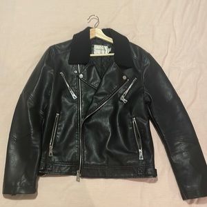 Black faux leather moto jacket with sherpa collar (Medium)